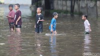 Diketahui, banjir di kawasan ini mencapai 120 cm.