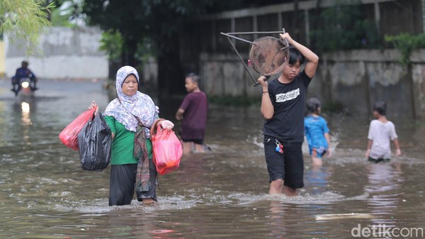 Banjir di Rawa Terate Cakung Capai Ketinggian 120 Cm