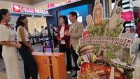 Chief of Network & Digital Banking CIMB Niaga Budiman Tanjung (kanan) dan Consumer Banking Marketing Head CIMB Niaga Deffy Lisa Hardjono (kedua kanan) berbincang bersama nasabah di sela pembukaan Cathay Pacific Travel Fair 2024 di Gandaria City, Jakarta, Kamis (29/2/2024). Selain di Jakarta, pameran travel yang kedelapan kalinya ini juga berlangsung di Surabaya (Tunjungan Plaza 6) hingga Minggu, 3 Maret 2024. Nasabah CIMB Niaga bisa mendapatkan cashback pembelian tiket pesawat Cathay Pacific hingga Rp8 juta, cicilan 0% sampai 12 bulan, dan hemat hingga 100% pakai Poin Xtra.