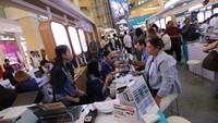 Untuk melengkapi rencana perjalanan para penggemar traveling ke luar negeri, CIMB Niaga menyediakan produk Tabungan XTRA Savers Valas dengan 14 pilihan mata uang asing sehingga nasabah bisa memilih currency sesuai negara tujuan. Menariknya, tabungan ini juga menawarkan keuntungan bagi nasabah berupa fitur bertransaksi tanpa konversi nilai tukar (exchange rate) dan tanpa biaya admin.