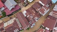 Foto udara sejumlah rumah warga terendam air di Kelurahan kampung Salo, Kendari, Sulawesi Tenggara, Kamis (29/2/2024).