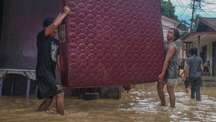 Banjir Rendam Ratusan Rumah di Kendari Foto udara, sejumlah rumah warga terendam air di Kelurahan kampung Salo, Kendari, Sulawesi Tenggara, Kamis (29/2/2024). Banjir tersebut terjadi karena meluapnya kali Kampung Salo akibat hujan dengan intensitas tinggi di wilayah itu. ANTARA FOTO/Andry Denisah/YU