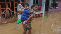 Banjir tersebut terjadi karena meluapnya kali Kampung Salo akibat hujan dengan intensitas tinggi di wilayah itu.