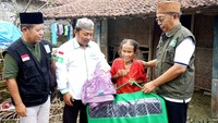Bantuan kemanusiaan untuk warga korban banjir secara simbolis dilangsungkan di kantor PCNU Demak, Kamis (29/02/2024). Adapun bantuan yang didistribusikan berupa kasur dan selimut masing-masing sejumlah 400 pcs dan puluhan galon air mineral.