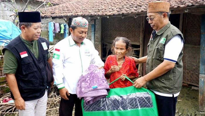 NU Care-Lazisnu bersama Lembaga Penanggulangan Bencana dan Perubahan Iklim Nahdlatul Ulama (LPBINU) menggelar aksi Peduli Kemanusiaan untuk korban banjir di Demak.