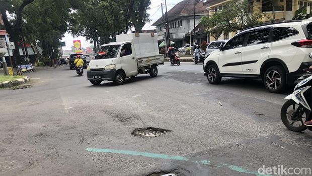 Banyak Jalan Berlubang di Malang Bahayakan Pengendara