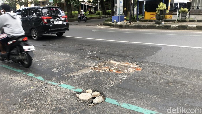 Banyak Jalan Berlubang di Malang Bahayakan Pengendara