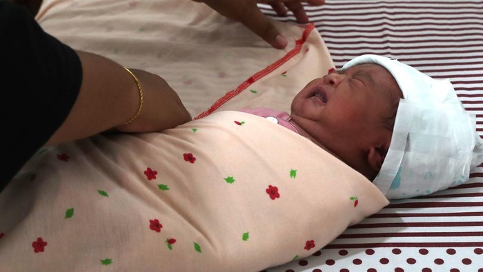 Petugas medis merawat bayi pasangan Nasrul dan Utari Ramadhanty yang baru lahir pada 29 Februari tahun kabisat di klinik bersalin Bungong Seulanga, Banda Aceh, Aceh, Kamis (29/2/2024). Tanggal 29 Februari merupakan tanggal unik di kalender 2024 karena hanya muncul setiap empat tahun sekali atau dikenal dengan peristiwa tahun kabisat. ANTARA FOTO/Irwansyah Putra/Spt.