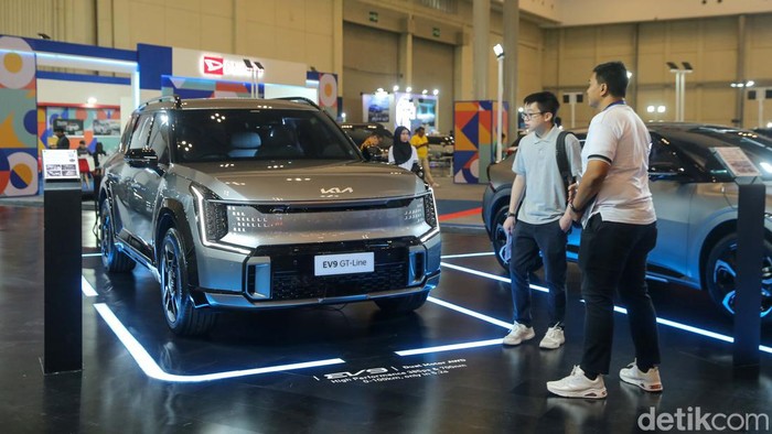 PT Bank Central Asia Tbk (BCA) akan kembali menggelar BCA Expoversary 2024 di seluruh hall ICE BSD City, Kabupaten Tangerang, Kamis (29/2/2024). Presiden Direktur BCA Jahja Setiaatmadja mengatakan, BCA menghadirkan BCA Expoversary 2024 dengan penawaran-penawaran menarik untuk berbagai kebutuhan nasabah mulai dari KKB, KPR, hingga Kredit Sepeda Motor (KSM).
