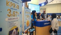 Presiden Direktur BCA Syariah Yuli Melati Suryaningrum (tengah), Direktur BCA Syariah Pranata (Kanan) berbincang dengan nasabah yang sedang melakukan akad pembiayaan Emasi iB di Booth BCA Syariah, BCA Expoversary 2024, Tangerang, Banten (29/02/24). BCA Syariah tingkatkan pertumbuhan pembiayaan konsumer melalui sinergi pemasaran bersama grup BCA menghadirkan solusi pembiayaan syariah untuk kepemilikan rumah, mobil dan emas.