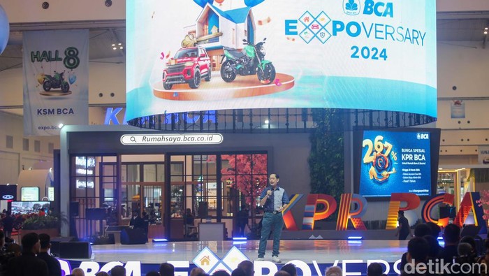 Berburu Tawaran Spesial di BCA Expo 2024 PT Bank Central Asia Tbk (BCA) akan kembali menggelar BCA Expoversary 2024 di seluruh hall ICE BSD City, Kabupaten Tangerang, Kamis (29/2/2024). Presiden Direktur BCA Jahja Setiaatmadja mengatakan, BCA menghadirkan BCA Expoversary 2024 dengan penawaran-penawaran menarik untuk berbagai kebutuhan nasabah mulai dari KKB, KPR, hingga Kredit Sepeda Motor (KSM).