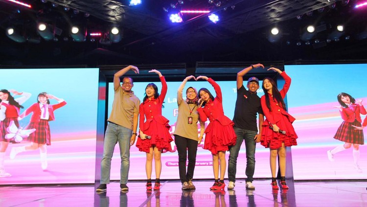 Guna membuka lebih banyak peluang kegembiraan, Telkomsel Prabayar menghadirkan sebuah Paket  kuWOTA JKT48. Bundling Kolaborasi Eksklusif pertama di Indonesia bersama JKT48.
