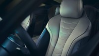Kursinya dibalut kulit trim Merino dengan kombinasi warna Ivory White/Night Blue. Foto: BMW