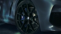 WM menyematkan velg ringan berukurang 20 inchi yang mengusung warna Jet Black. Foto: BMW