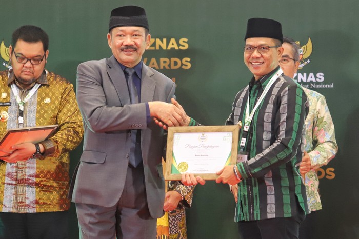 Bupati Bandung Dianugerahi Kepala Daerah Pendukung Pengelolaan Zakat Terbaik di RI