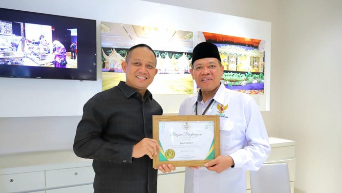Bupati Kebumen Arif Sugiyanto dapat penghargaan dari BAZNAS.