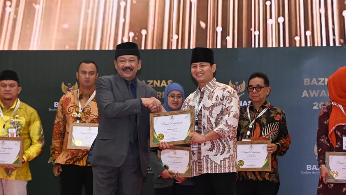 Bupati Trenggalek M Nur Arifin menerima penghargaan sebagai bupati pengelola BAZNAS terbaik
