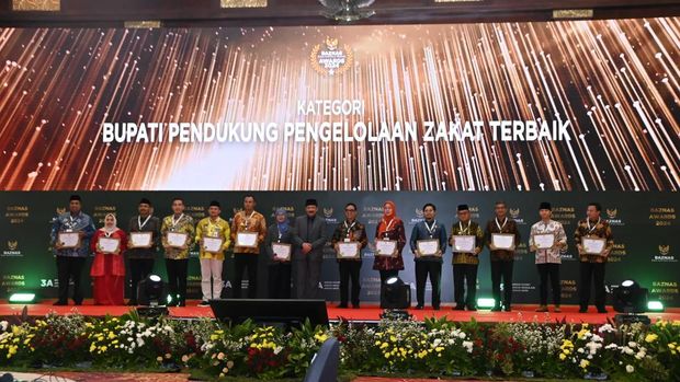 Bupati Trenggalek M Nur Arifin menerima penghargaan sebagai bupati pengelola BAZNAS terbaik