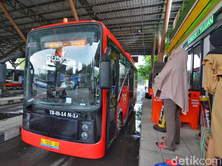 Bus Listrik Trans Semanggi Kembali Beroperasi di Surabaya
