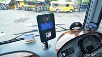 Untuk pembayaran bus listrik bisa menggunakan cashless via E-Money dan QRIS.