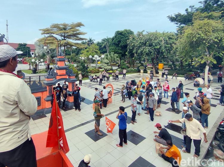 Pedagang Demo Pemkot Surabaya Gegara Fresh Market Kutisari Sepi