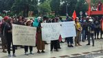 Pedagang Demo Pemkot Surabaya Gegara Fresh Market Kutisari Sepi