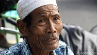 Salah satu ekspresi pedagang Kutisari Selatan yang ikut demo di Balai Kota Surabaya mengeluhkan lapaknya sepi.