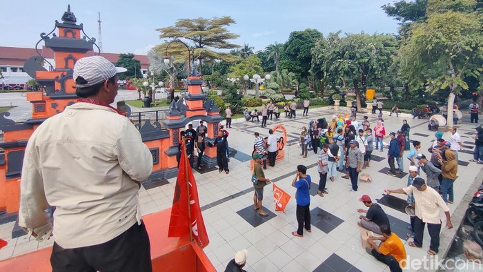 Demo pedagang pasar Kutisari Selatan Surabaya di Balai Kota Surabaya.
