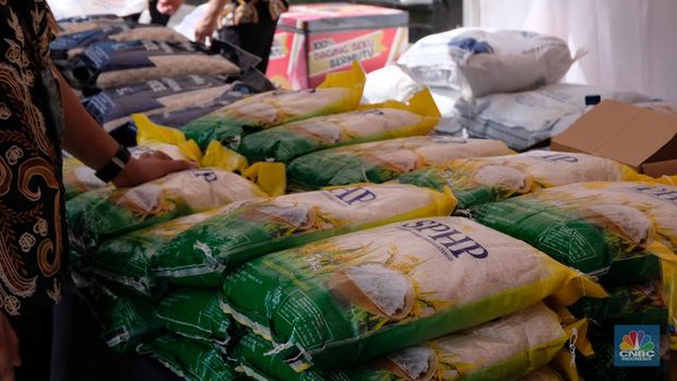 Direktur Utama Perum Bulog Bayu Krisnamurthi menghimbau agar masyarakat tak perlu khawatir akan kenaikan harga beras dan stok beras, yang belakangan ini menjadi polemik di dalam negeri. (CNBC Indonesia/Martyasari Rizky)