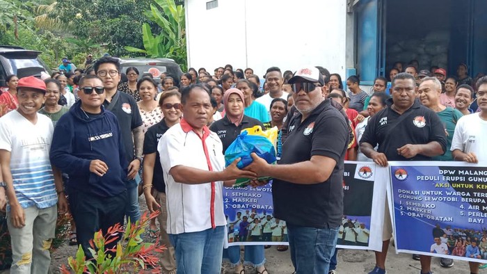 DPP Forum Pemuda NTT menyerahkan bantuan sembako kepada warga terdampak erupsi gunung lewotobi