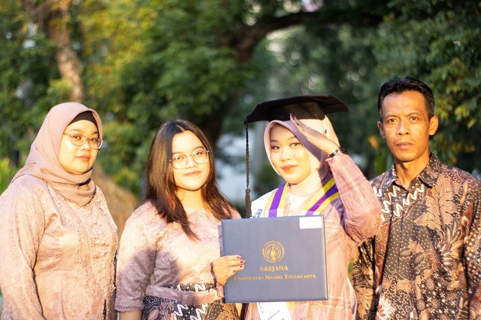 Ega Ayu Wulandari dan Keluarga Saat Wisuda UNY