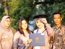 Kisah Ega Ayu, Putri Buruh Harian yang Lulus Cumlaude UNY & Ingin Jadi Guru