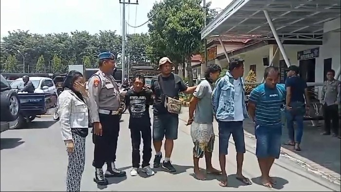 Enam orang diamankan usai polisi menggerebek kampung narkoba di Pasuruan