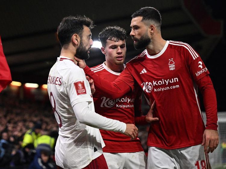Momen Bruno Fernandes Kena Cekik Pemain Nottingham