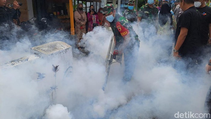 Fogging di Lingkungan Wersah, Kelurahan Kepanjen, Jombang