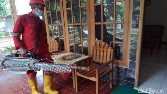 Petugas menyemprot foging karena adanya kenaikan kasus DBD di Desa Kedungrandu, Kecamatan Patikraja, Kabupaten Banyumas, Kamis (29/2/2024).