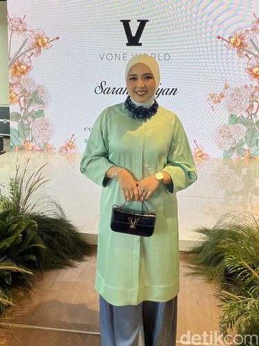 Foto Sarah Sofyan dalam acara kolaborasi tas dengan Vone World