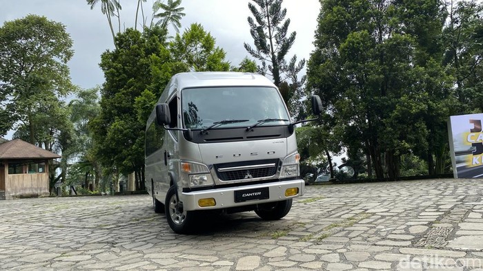 Fuso Canter Bus