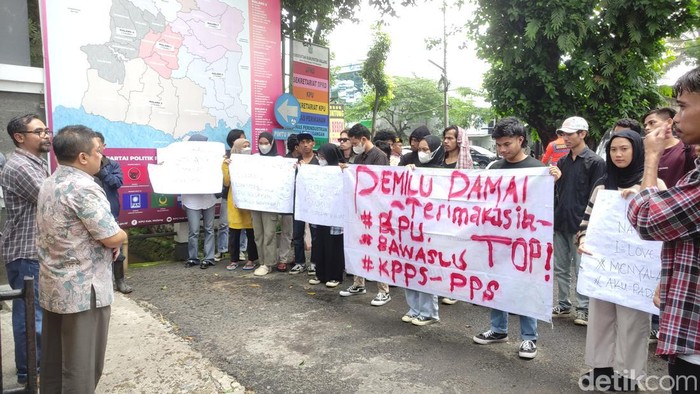 generasi milenial dan gabungan mahasiswa se-Malang Raya gelar aksi simpatik