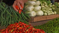 Menurut pedagang, harga cabai rawit merah naik dari Rp50 ribu menjadi Rp85 ribu perkilogram, harga cabai keriting naik dari Rp48 ribu menjadi Rp82 ribu perkilogram, dan cabai merah naik dari Rp55 ribu menjadi Rp84 ribu perkilogram akibat permintaan naik sedangkan pasokan berkurang.