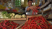 Pedagang sayur mengambil cabai merah di Pasar Induk Rau Kota Serang, Banten, Kamis (29/2/2024).   