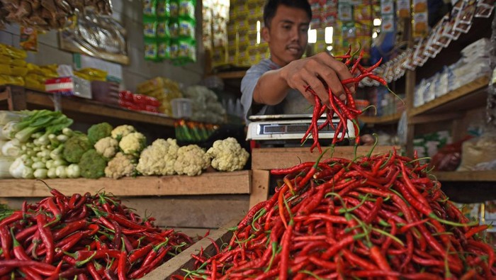 Giliran Harga Cabai Mulai Naik! Pedagang sayur mengambil cabai merah di Pasar Induk Rau Kota Serang, Banten, Kamis (29/2/2024). Menurut pedagang, harga cabai rawit merah naik dari Rp50 ribu menjadi Rp85 ribu perkilogram, harga cabai keriting naik dari Rp48 ribu menjadi Rp82 ribu perkilogram, dan cabai merah naik dari Rp55 ribu menjadi Rp84 ribu perkilogram akibat permintaan naik sedang pasokan berkurang. ANTARA FOTO/Asep Fathulrahman/Spt.
