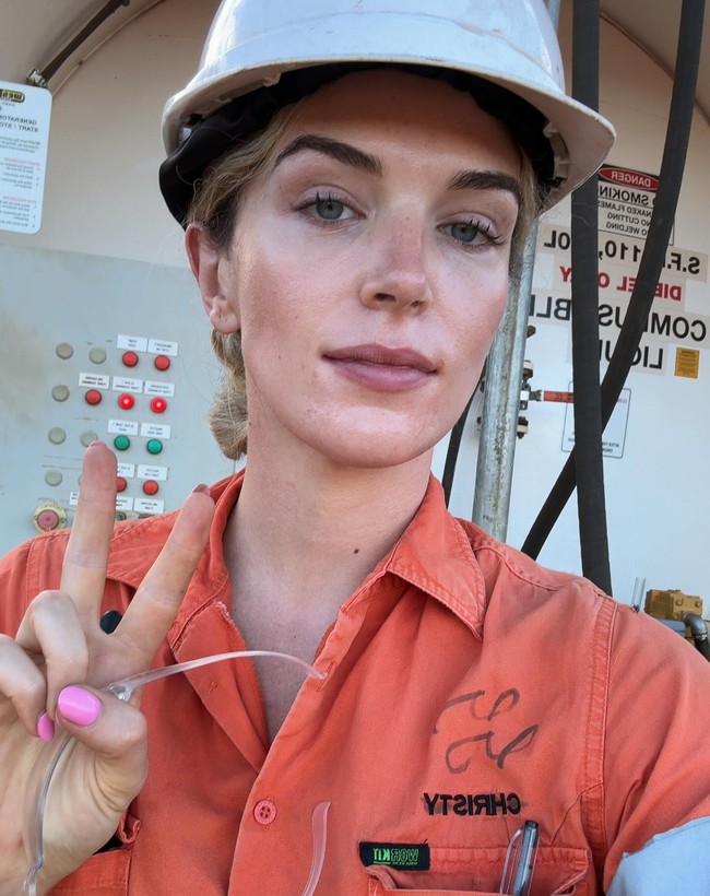 Aku awalnya khawatir dengan bagaiama aku dilihat orang tapi semuanya baik dan membuatku merasa diterima. Aku bekerja di sana sejak Agustus tapi sudah mendapat employee of the month dan employee of the year, katanya dilansir The Sun. Foto: Instagram Grainne Gallanagh