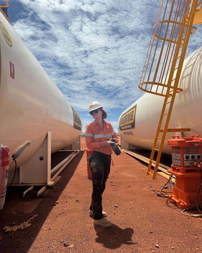 Dikatakan ia biasa mengawal truk yang akan masuk ke pertambangan juga mengurus dokumen. Aku juga mengendarai truk bahan bakar, aku mengisi bahan bakarnya. Sangat sibuk, Foto: Instagram Grainne Gallanagh