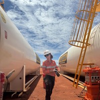 Dikatakan ia biasa mengawal truk yang akan masuk ke pertambangan juga mengurus dokumen. Aku juga mengendarai truk bahan bakar, aku mengisi bahan bakarnya. Sangat sibuk, Foto: Instagram Grainne Gallanagh