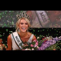 Grainne Gallanagh adalah Miss Irlandia yang masuk 20 besar dalam final Miss Universe 2018. Setelah mengikuti ajang itu, ia sempat tampil di Dancing with The Stars dan berbagai acara televisi lain. Lama tidak kelihatan, tak disangka ia meninggalkan dunia glamour untuk profesi supir truk.Foto: Instagram Grainne Gallanagh