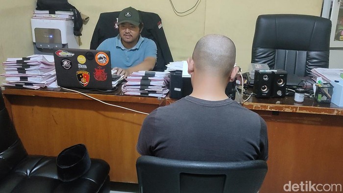 Guru cabul tengah menjalani pemeriksaan di Mapolres Cianjur.