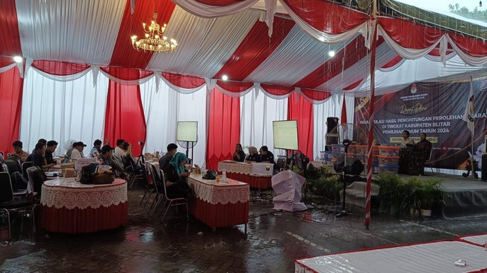 Hujan deras di KPU Kabupaten Blitar.