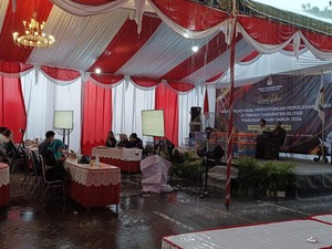 Rekapitulasi Suara Pemilu di KPU Blitar Ditunda gegara Hujan Deras