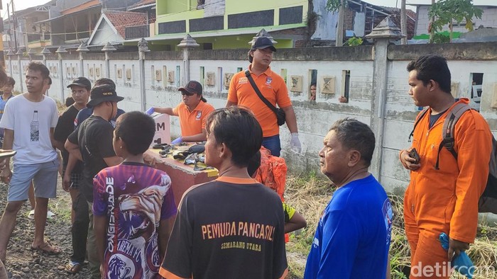 Petugas melakukan olah TKP di lokasi kecelakaan di perlintasan sebidang, Semarang, Kamis (29/2/2024).